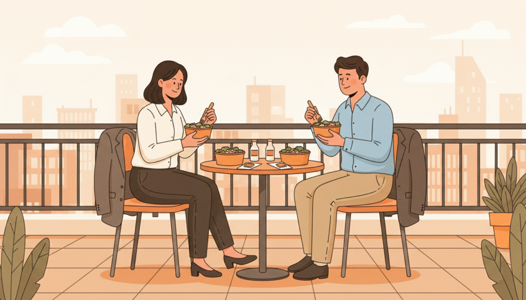 Deux professionnels déjeunant sur une terrasse avec vue sur la ville, illustrant les repas déductibles lors de formations ou séminaires.